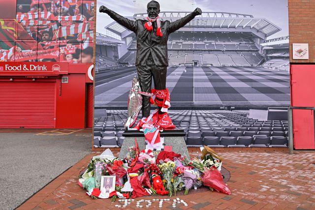 Tributos a Diogo Jota em frente à estátua de Bill Shankly, em Anfield