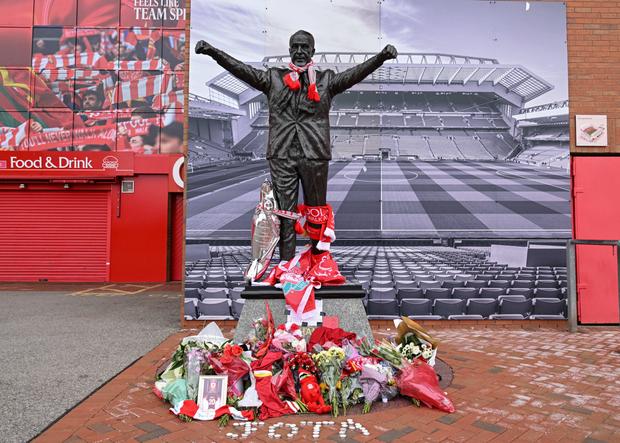 Tributos a Diogo Jota em frente à estátua de Bill Shankly, em Anfield