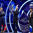 Carlos Alcaraz recebe troféu por fechar 2025 como líder do ranking ATP