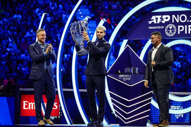 Carlos Alcaraz recebe troféu por fechar 2025 como líder do ranking ATP