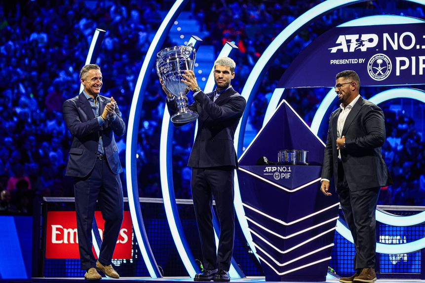 Carlos Alcaraz recebe troféu por fechar 2025 como líder do ranking ATP