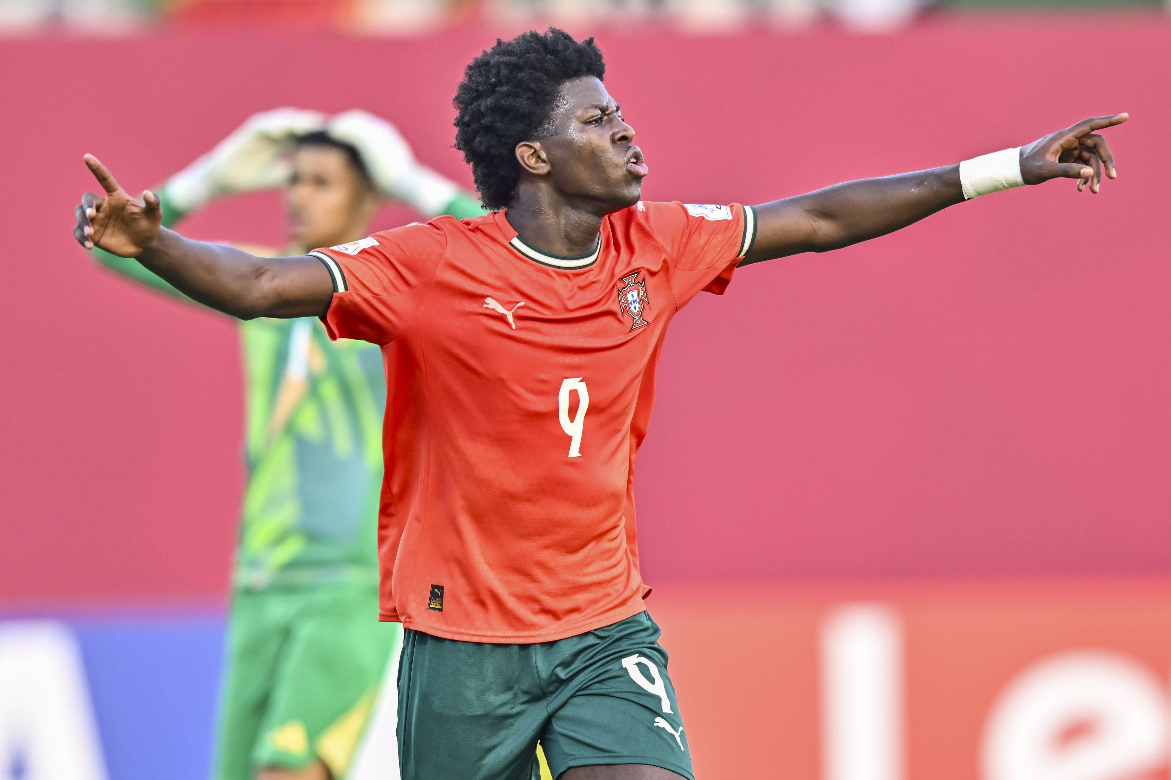 Anísio Cabral com a camisola da Seleção