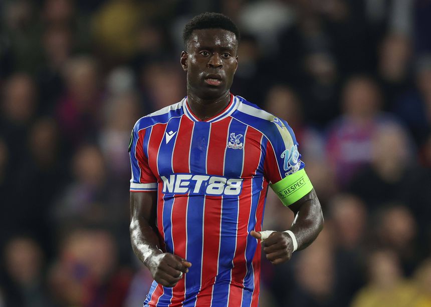 Marc Guéhi com a braçadeira de capitão do Crystal Palace - Foto: IMAGO