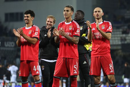 Tomás Araújo, Enzo Barrenechea e Aursnes aplaudem os adeptos do Benfica