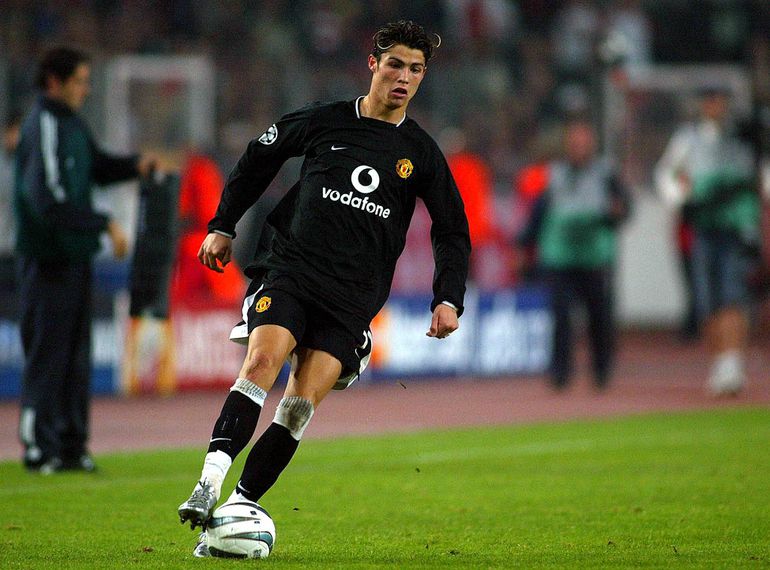 2003/2024, frente ao Aston Villa, na primeira época no Manchester United - Expulso por acumulação de amarelos