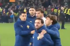 Rúben Dias e Bernardo Silva 'pegaram-se' com adeptos após derrota em Dublin