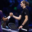 Felix Auger-Aliassime cumprimenta Alexander Zverev após a 3.ª jornada da fase de grupos