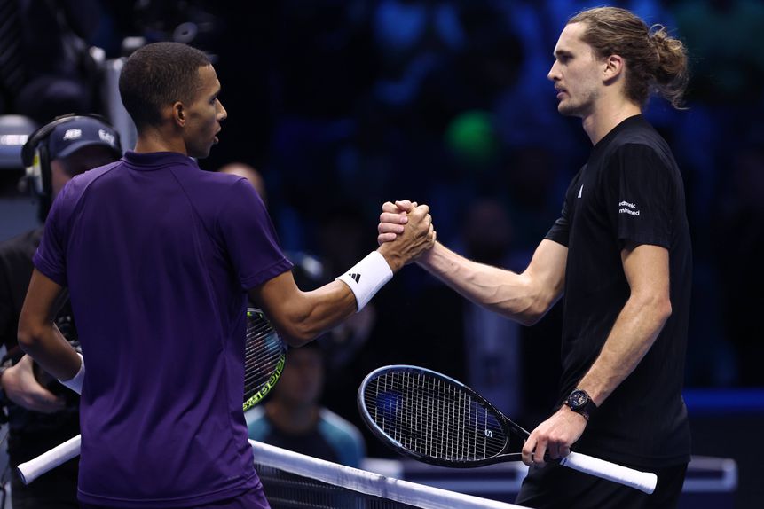 Felix Auger-Aliassime cumprimenta Alexander Zverev após a 3.ª jornada da fase de grupos