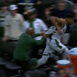 NBA: Giannis bate recorde pessoal e acaba furioso no túnel… por causa da bola (vídeo)