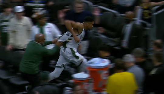 NBA: Giannis bate recorde pessoal e acaba furioso no túnel… por causa da bola (vídeo)