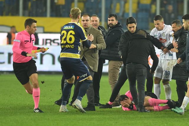 Presidente que agrediu árbitro a soco banido do futebol