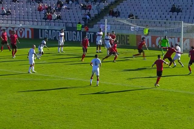 Cláudio Pereira e Luís Godinho novamente em lance polémico na Liga 2