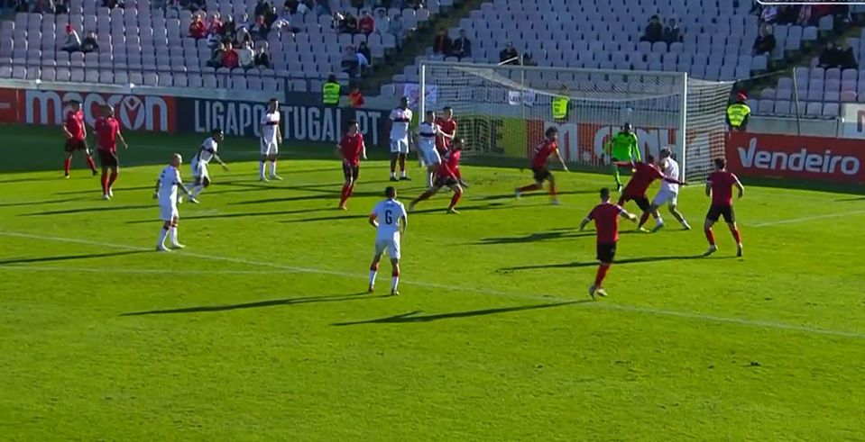 Cláudio Pereira e Luís Godinho novamente em lance polémico na Liga 2