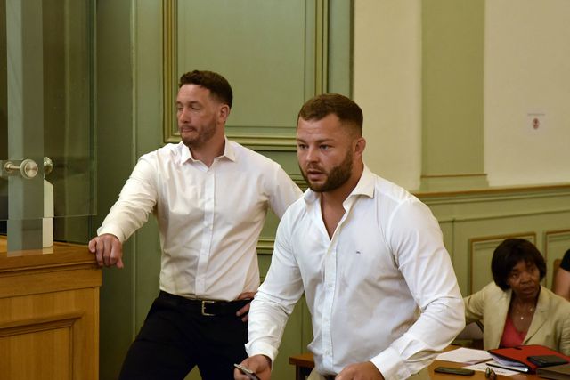 Mais de 10 anos de prisão para três jogadores acusados de violação com banana e muleta