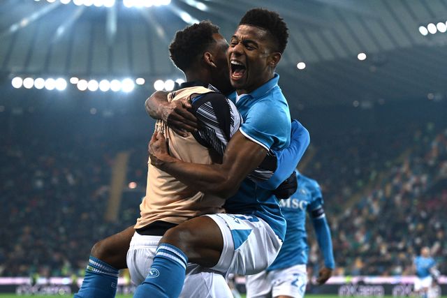 Neres titular e decisivo no regresso às vitórias do Nápoles em Udine