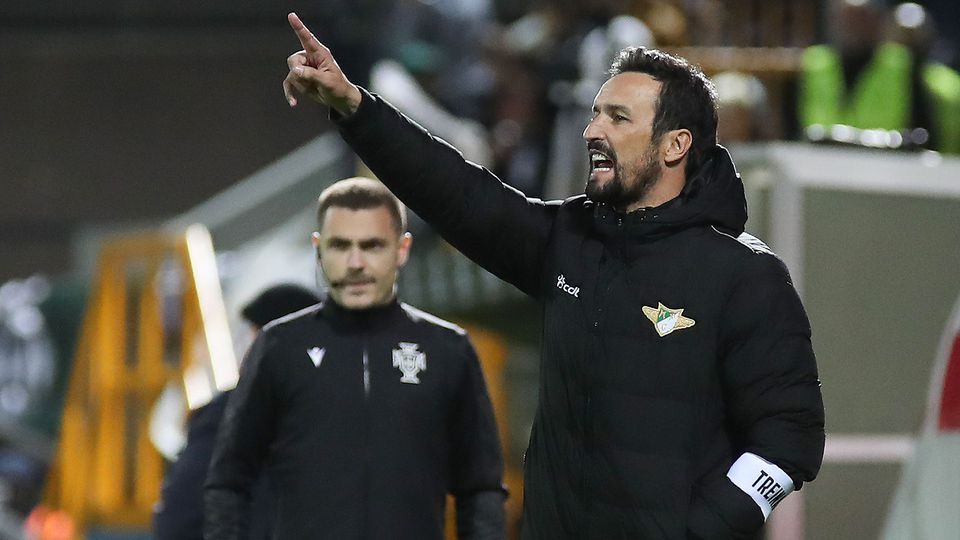 César Peixoto dando indicações durante um jogo do Moreirense em 2024