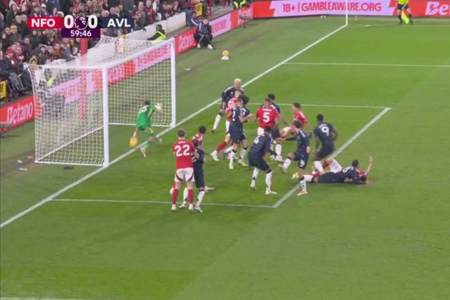 Incrível: Dibu Martínez assina uma das defesas do ano (vídeo)