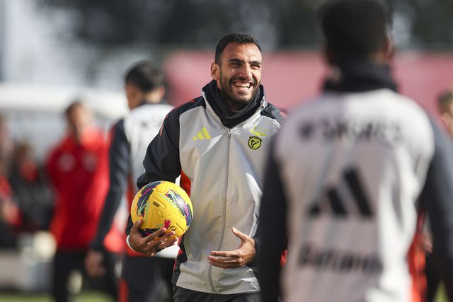 Benfica mostra regresso de Renato Sanches, sorrisos de Pavlidis e Di María e acrobacia de Otamendi
