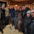 Mais uma noite normal em Wrexham: Ryan Reynolds e amigos famosos pagam uma rodada
