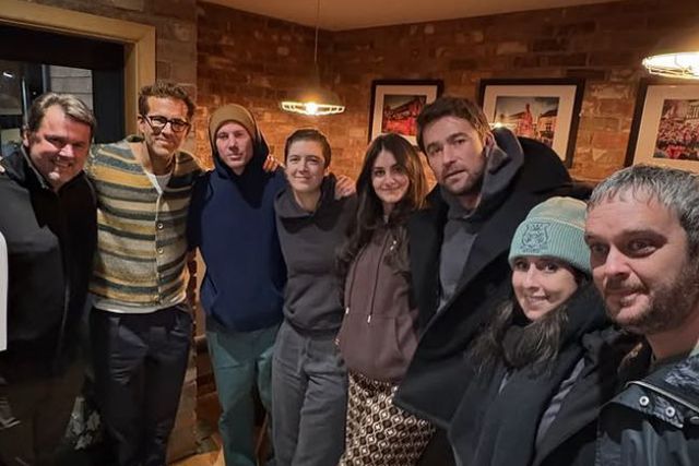 Mais uma noite normal em Wrexham: Ryan Reynolds e amigos famosos pagam uma rodada