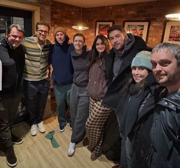 Mais uma noite normal em Wrexham: Ryan Reynolds e amigos famosos pagam uma rodada