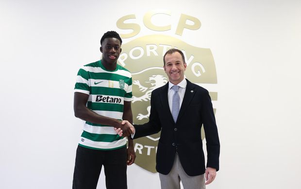 Salvador Blopa na hora da renovação, com o presidente leonino, Frederico Varandas - Foto: SPORTING CP