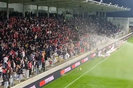 Momento em que os adeptos do Benfica são atingidos pela água do sistema de rega - Foto: D. R.
