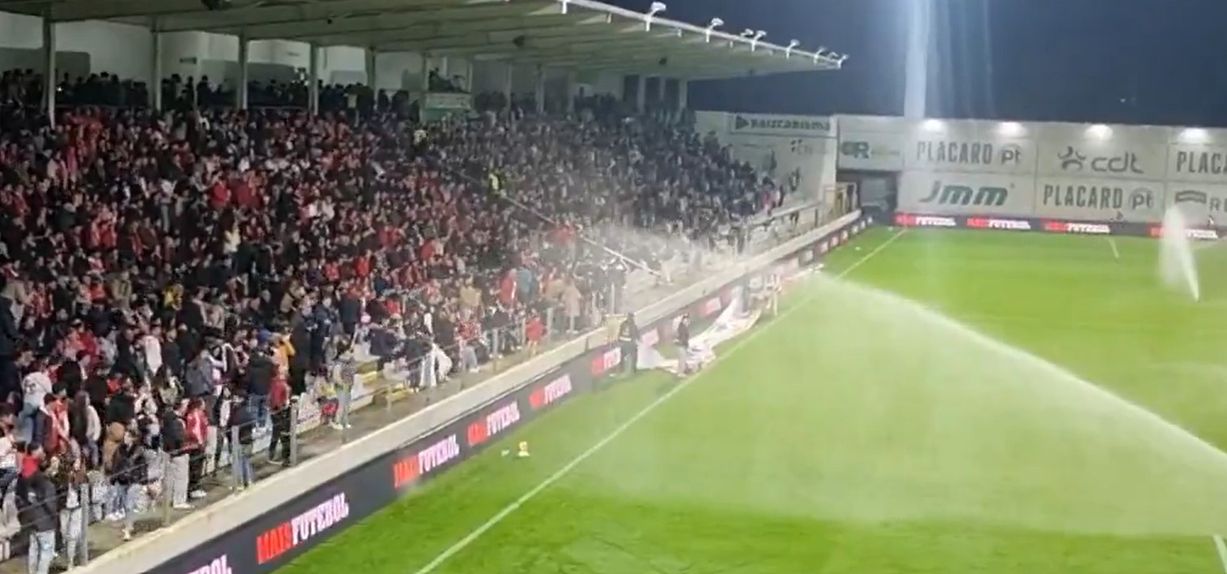 Momento em que os adeptos do Benfica são atingidos pela água do sistema de rega - Foto: D. R.