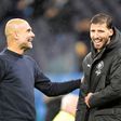 Rúben Dias em conversa com Pep Guardiola no final do jogo do Manchester City