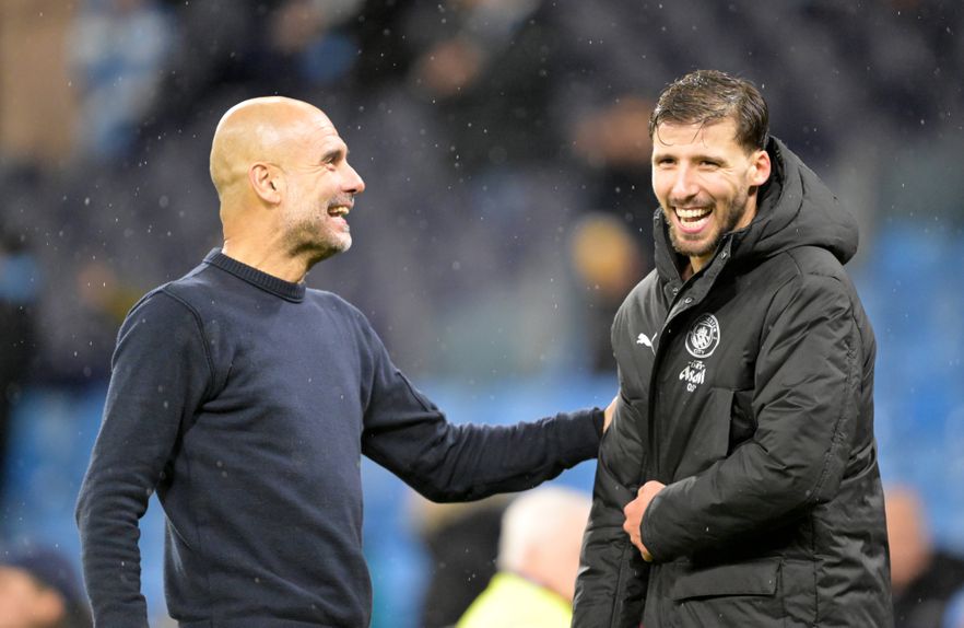 Rúben Dias em conversa com Pep Guardiola no final do jogo do Manchester City