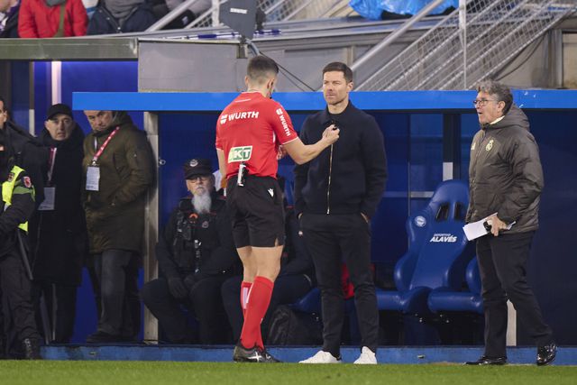 Xabi Alonso a falar com o árbitro principal do Alavés-Real Madrid