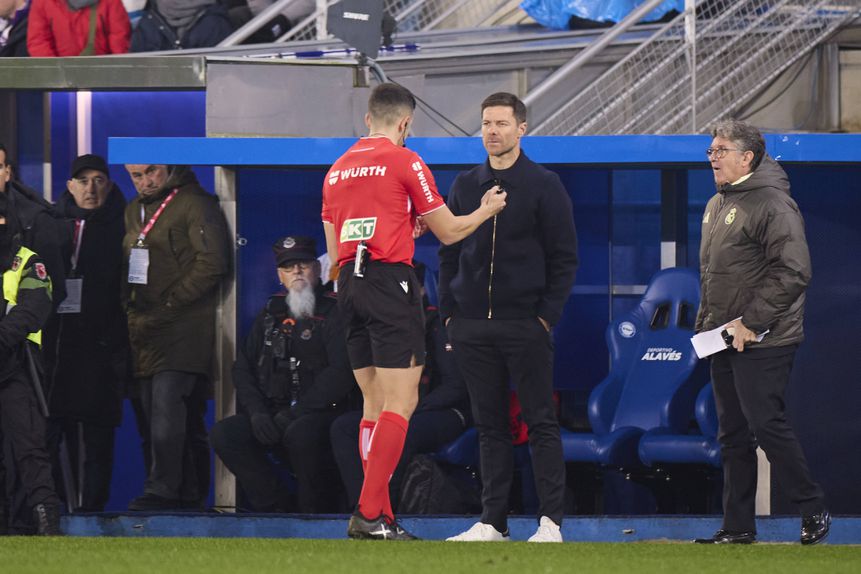 Xabi Alonso a falar com o árbitro principal do Alavés-Real Madrid