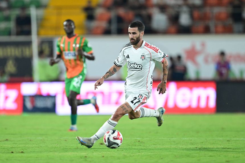 Rafa Silva regressou aos treinos, mas não aos jogos no Besiktas