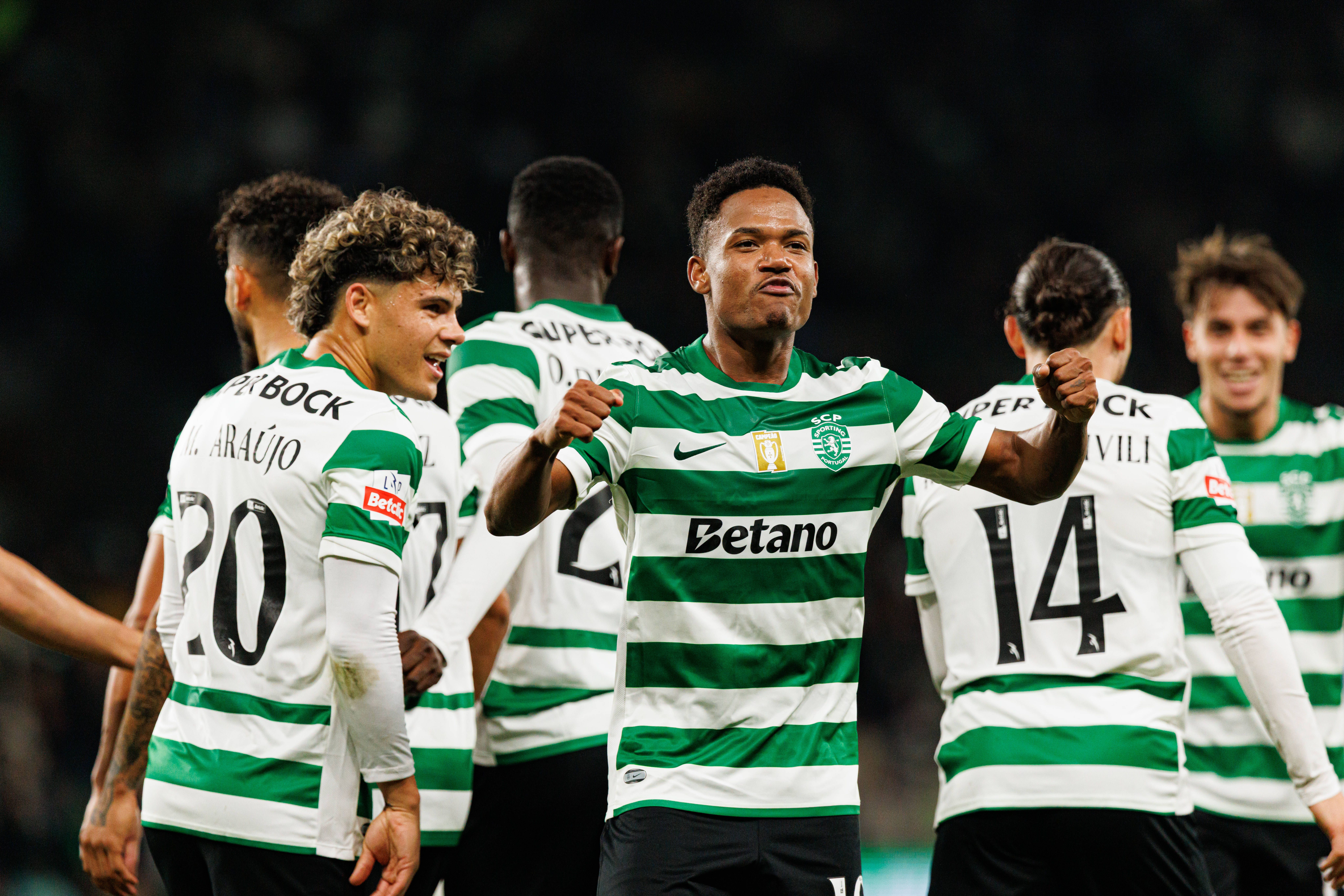 Maxi Araújo e Geny Catamo foram dois dos três jogadores do Sporting que bisaram na goleada por 6-0 ao Aves SAD. O outro a bisar foi Luis Suárez - Foto: IMAGO