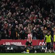 Jordan Henderson a festejar o golo do Brentford em casa