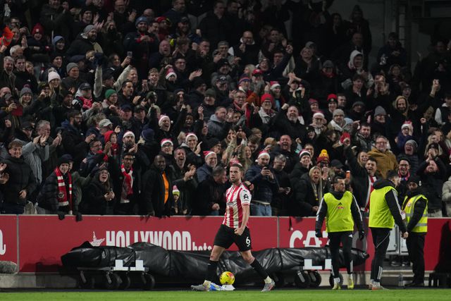 Jordan Henderson a festejar o golo do Brentford em casa