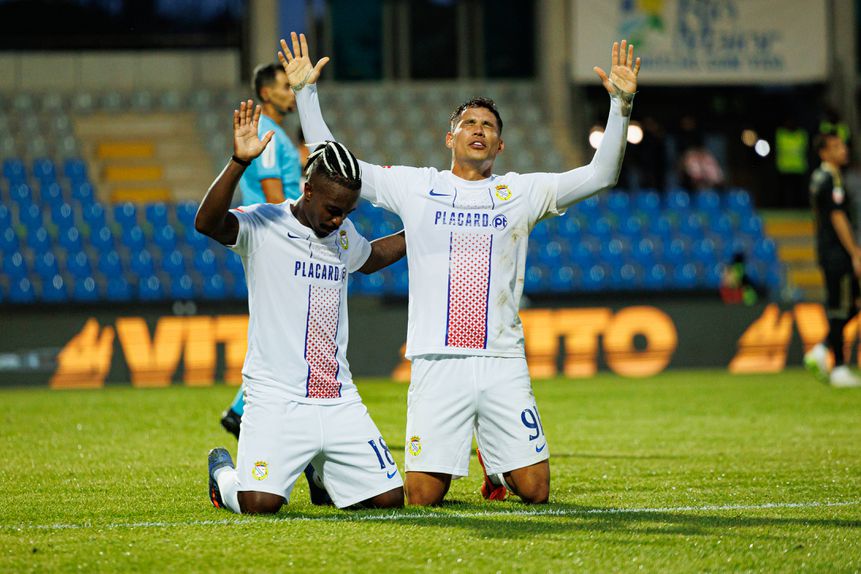 Sandro Lima foi expulso a meio da primeira parte diante do Arouca