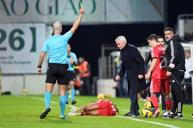 O momento em que Hélder Carvalho admoesta elemento do banco do Benfica. Foto Rogério Ferreira/KAPTA+