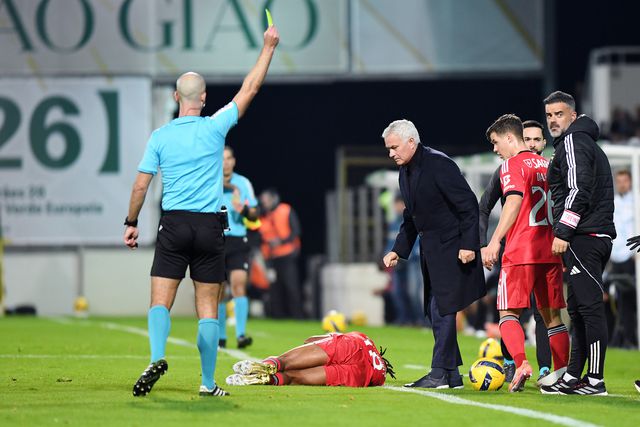 O momento em que Hélder Carvalho admoesta elemento do banco do Benfica. Foto Rogério Ferreira/KAPTA+