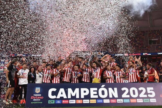 Estudiantes a celebrar o título de campeão