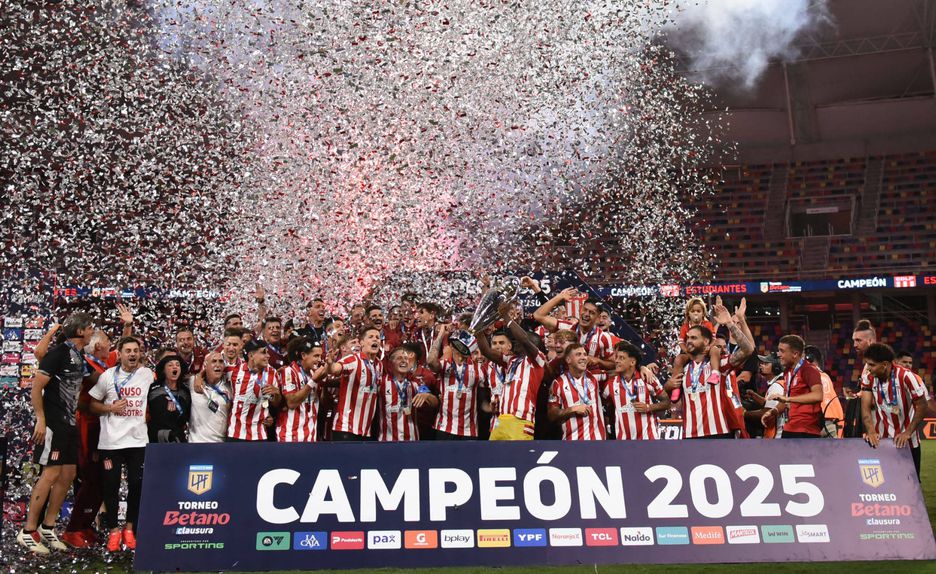 Estudiantes a celebrar o título de campeão