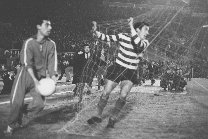 Ernesto Figueiredo celebra um golo no Estádio da Luz (Foto A BOLA)