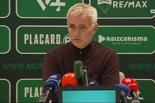 Mourinho contesta penálti sobre Pavlidis: «Outros choram, pressionam, gritam»