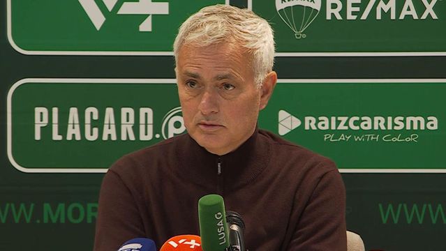 Mourinho contesta penálti sobre Pavlidis: «Outros choram, pressionam, gritam»