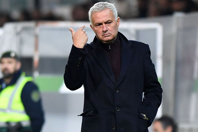 José Mourinho dá indicações à equipa no jogo com o Moreirense — Foto: Rogério Ferreira/Kapta+