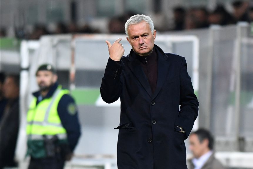 José Mourinho dá indicações à equipa no jogo com o Moreirense — Foto: Rogério Ferreira/Kapta+