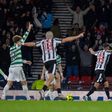 Jogadores do St. Mirren a celebrarem a vitória épica ao Celtic na final da Taça da Liga