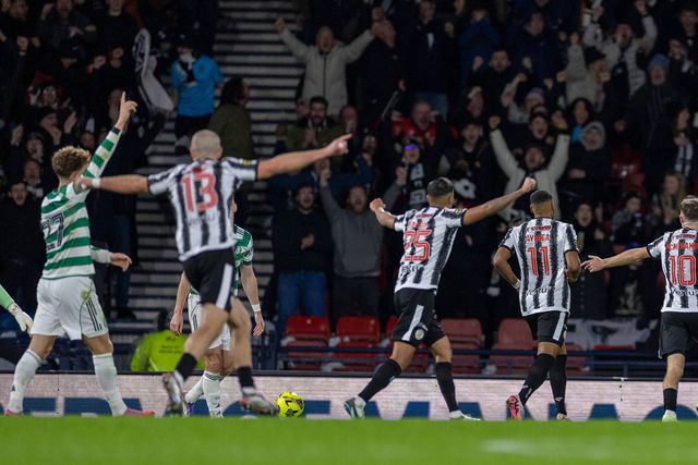 Jogadores do St. Mirren a celebrarem a vitória épica ao Celtic na final da Taça da Liga