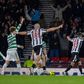 Jogadores do St. Mirren a celebrarem a vitória épica ao Celtic na final da Taça da Liga