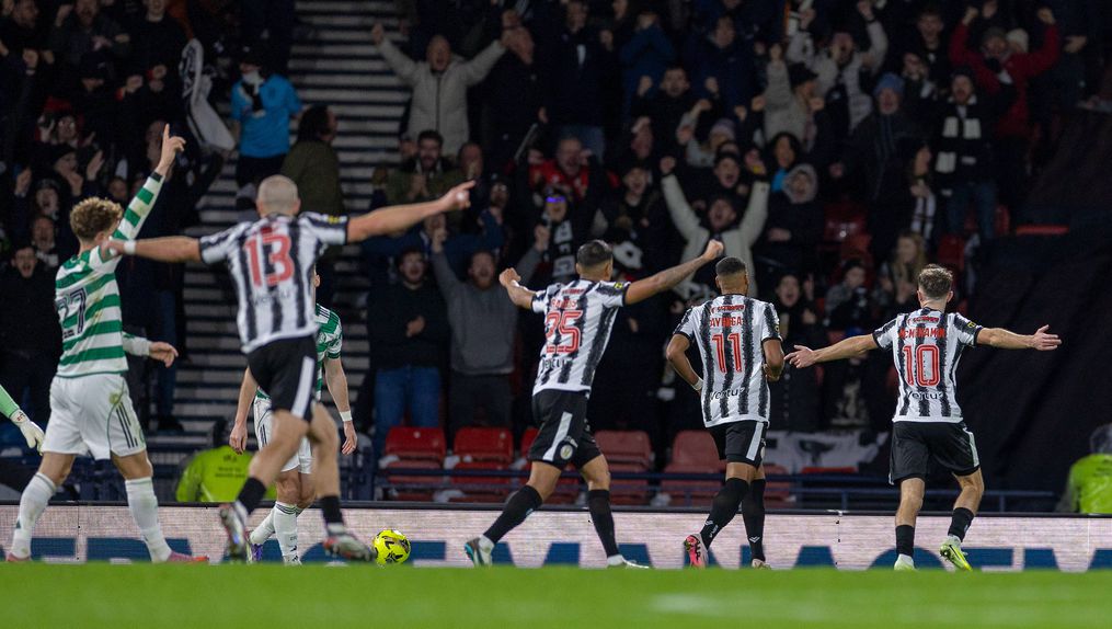 Jogadores do St. Mirren a celebrarem a vitória épica ao Celtic na final da Taça da Liga